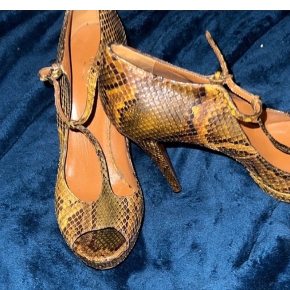 Gucci heels size 10 heel height 4 inches peep toe with ankle strap - Picture 3 of 5